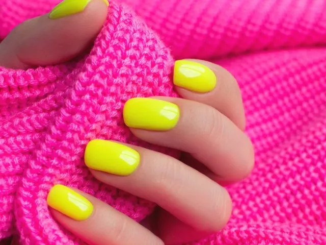 As unhas com lacinhos no estilo coquette são a tendência do