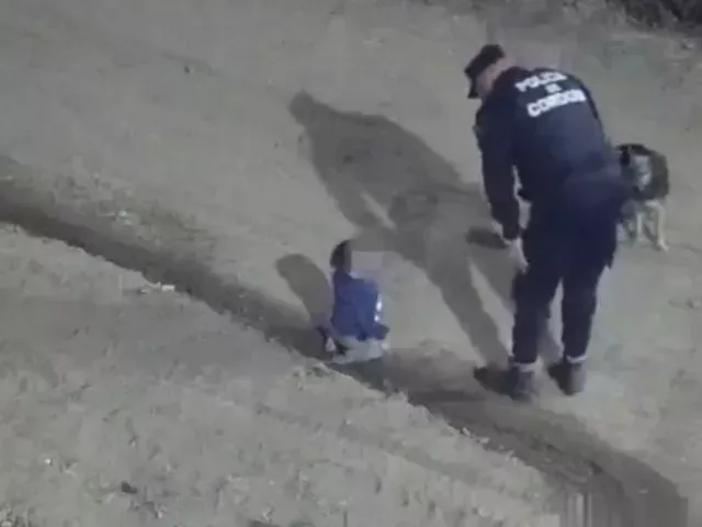 https://timnews.com.br/system/images/photos/16212518/original/Bebe-e-encontrado-pela-policia-rastejando-sozinho-0018107100202405141356-2?1715713979