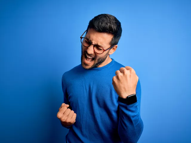 https://timnews.com.br/system/images/photos/16254348/original/young-handsome-man-with-beard-wearing-casual-sweater-glasses-blue-background-celebrating-surprised-amazed-success-with-arms-raised-eyes-closed-winner-concept?1718290268