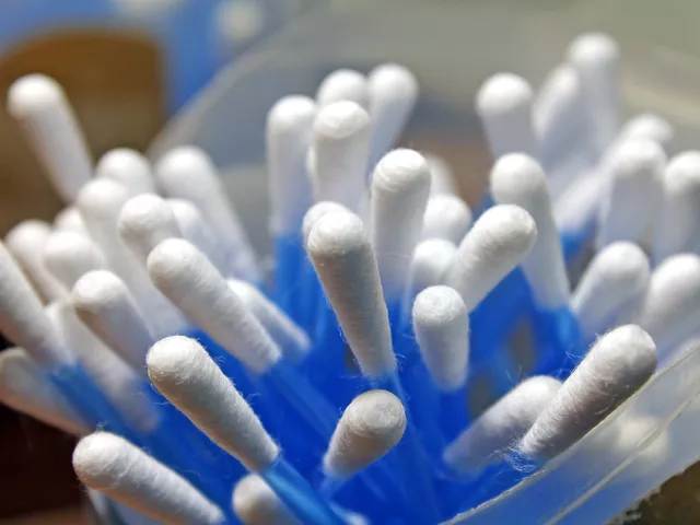 https://timnews.com.br/system/images/photos/16291443/original/hand-white-finger-biology-blue-medicine-close-up-tooth-macro-photography-cotton-swabs-flexible-rods-jar-of-cotton-swabs-clean-ears-cleaning-ears-cotton-rods-764768?1720874600