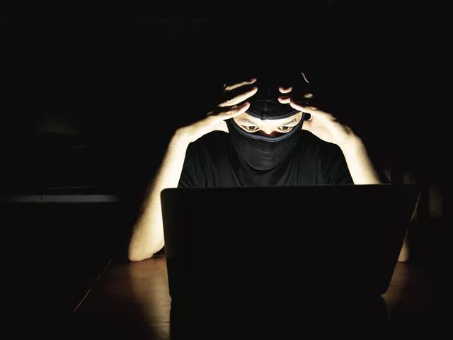 https://timnews.com.br/system/images/photos/16307309/original/computer-hacker-doing-his-job-with-laptop-computer-dark-room?1722374794