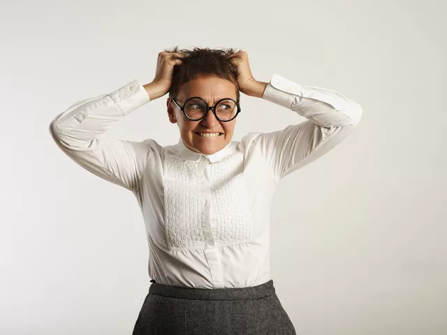 https://timnews.com.br/system/images/photos/16355466/original/angry-female-teacher-panic-with-teeth-clenched-hands-her-hair-white-wall?1727109241