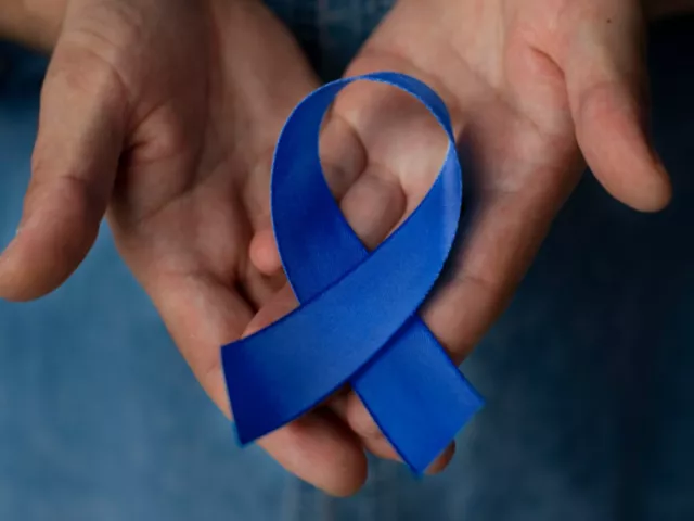 https://timnews.com.br/system/images/photos/16387155/original/man-with-prostate-cancer-ribbon?1730480666