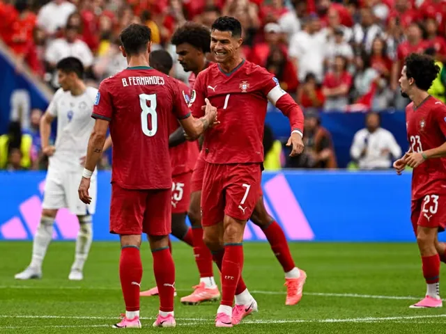 https://timnews.com.br/system/images/photos/16759336/original/Cristiano-Ronaldo-of-Portugal-celebrates-with-team-mate-Bruno-Fernandes-on-June-23-2026?1782243967