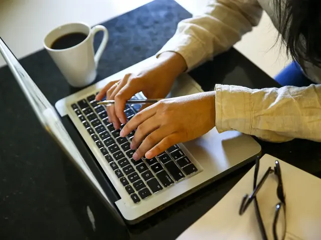https://timnews.com.br/system/images/photos/16774110/original/09_07_2020_teletrabalho-4?1784716118